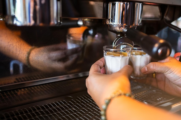 Le travailleur travaille avec une machine à café