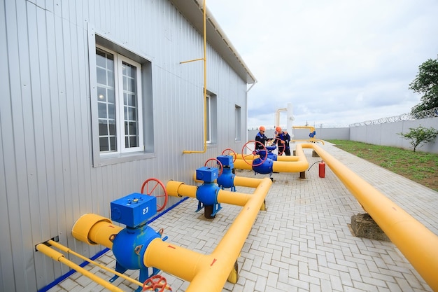 Un travailleur en uniforme ouvre une vanne pour contrôler les gaz