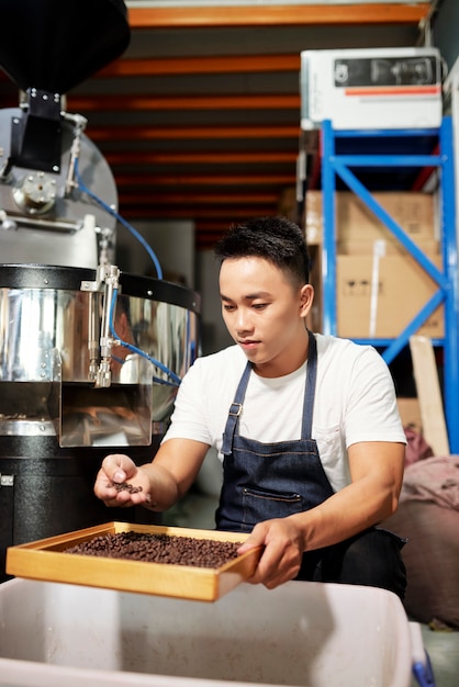 Travailleur à l'usine de café