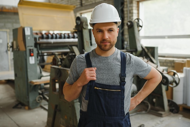 Travailleur en usine sur la machine