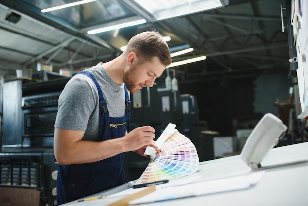 Travailleur en usine sur la machine