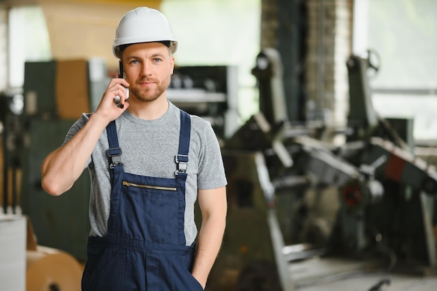 Travailleur en usine sur la machine