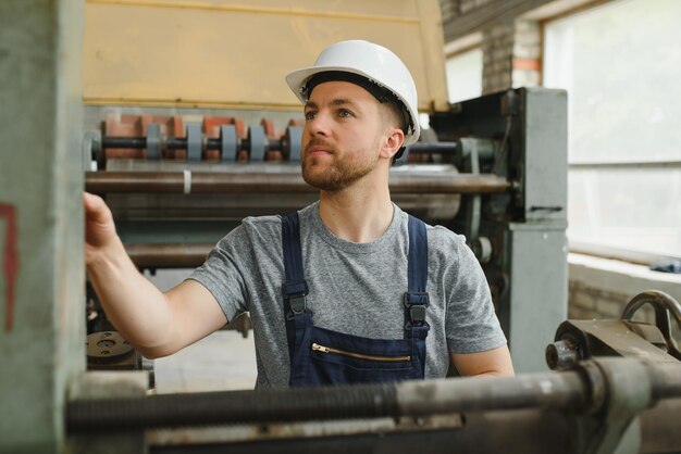 Travailleur en usine sur la machine