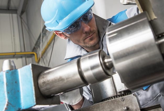 Photo travailleur utilisant des machines dans une usine