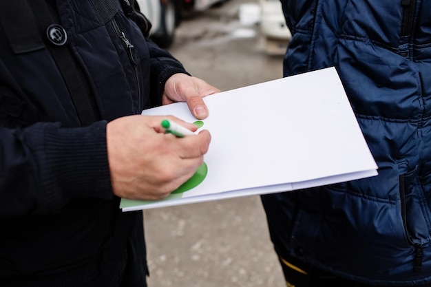 Photo travailleur vérifiant le document devant le chariot élévateur à l'entreprise d'import-export d'entrepôt