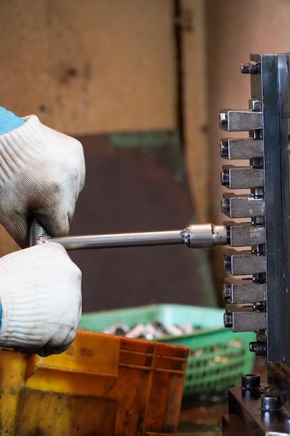 Le travailleur verrouille la pièce sur la machine cnc