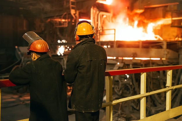 Travailleurs de l'aciérie.