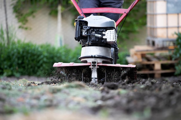 Travailleurs agricoles avec des tracteurs