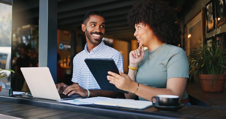 Photo travailleurs de cafés et tablettes avec ordinateur portable travail à distance et stratégie de planification pour le projet en ligne ou internet les gens de la technologie et expliquent pour les rédacteurs en chef indépendants ou travaillant sur les médias sociaux un
