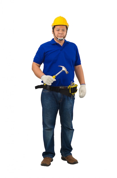 Photo travailleurs de la construction en chemise bleue avec des gants de protection, casque avec ceinture à outils main tenant un marteau isolé sur blanc