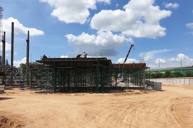 Travailleurs de la construction faisant la structure de travail du bâtiment dans l'usine