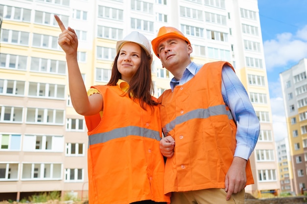 Les travailleurs de la construction féminins et masculins recherchent