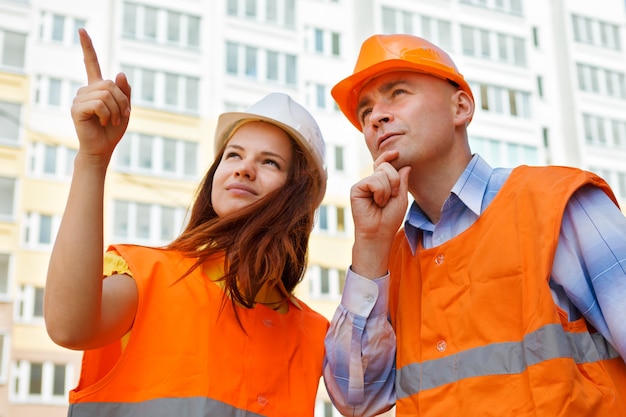 Photo les travailleurs de la construction féminins et masculins recherchent