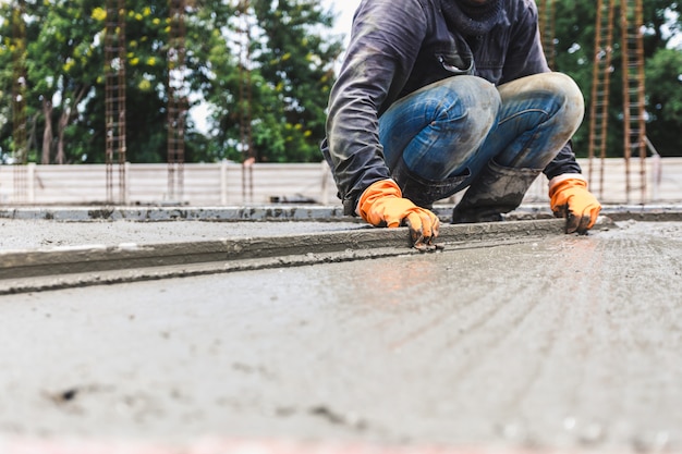 Travailleurs De La Construction De L'industrie Avec Le Béton De L'outil