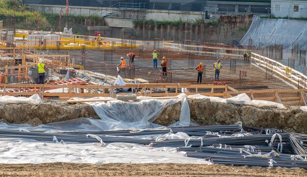 Travailleurs de la construction préparant la base avec du métal