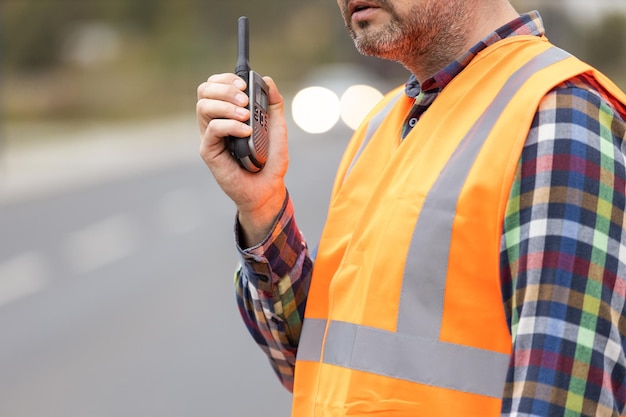 Photo travailleurs de la construction de routes parlant au talkie-walkie