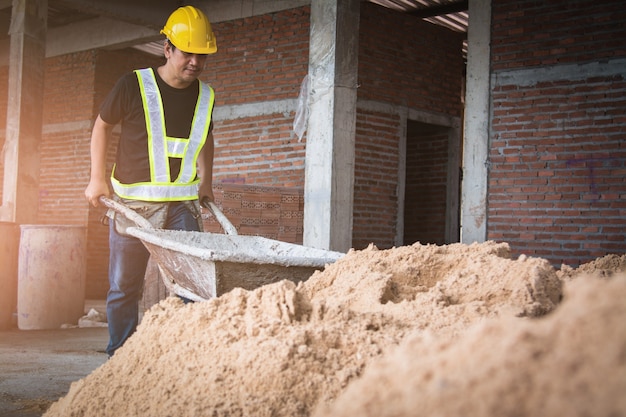 Travailleurs de la construction travaillant.