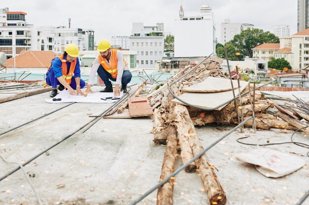 Travailleurs de la construction vérifiant le plan