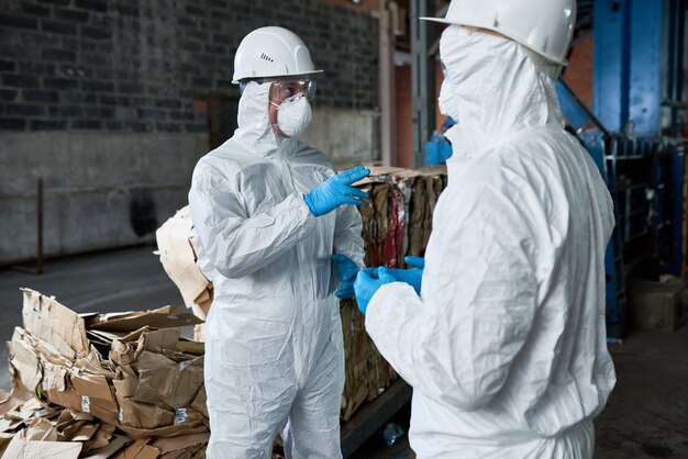 Travailleurs dans l'entrepôt de l'usine de recyclage