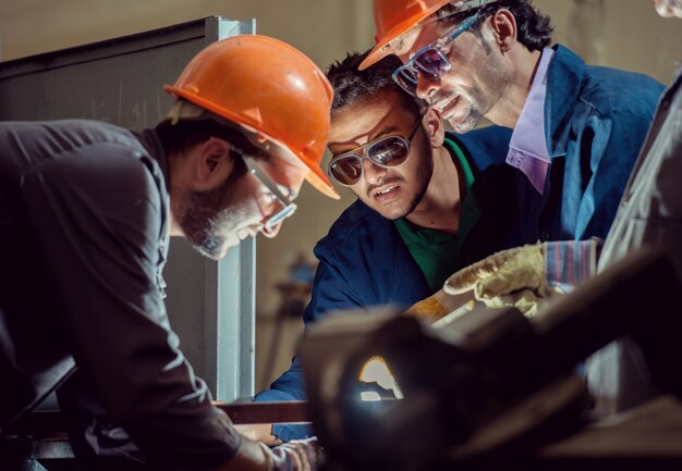 Travailleurs dans la soudure d&#39;usine industrielle