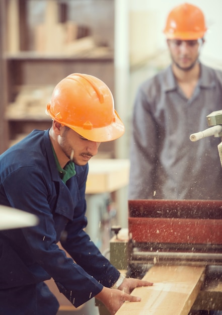 Travailleurs dans l&#39;usine de bois de coupe industrielle