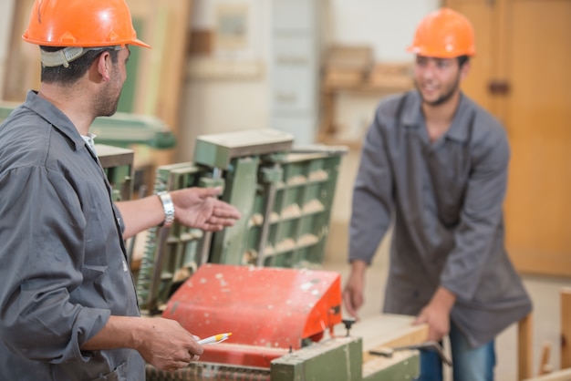 Travailleurs dans l&#39;usine de bois de coupe industrielle