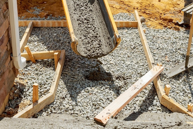 Les travailleurs du béton sont une approche concrète de la construction de coulée de béton de ciment