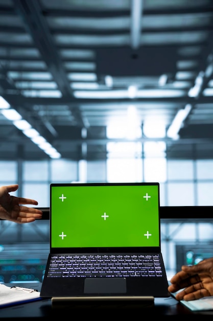 Les travailleurs du hub du serveur utilisant le bloc-notes de mockup pour configurer les nœuds du cluster
