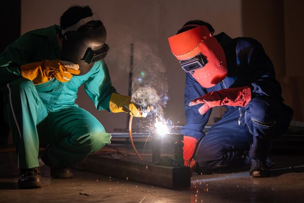 Photo travailleurs du soudage du métal