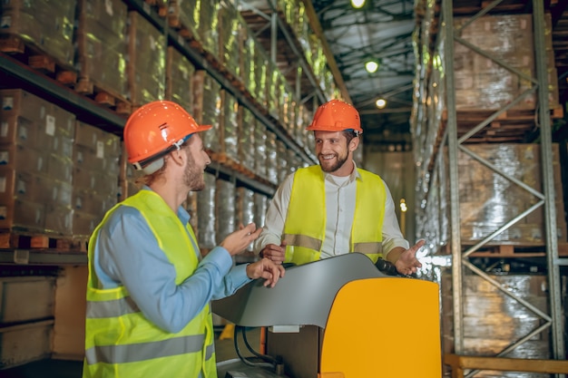 Travailleurs d'entrepôt avec casque