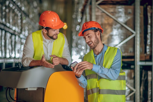 Travailleurs d'entrepôt avec casque