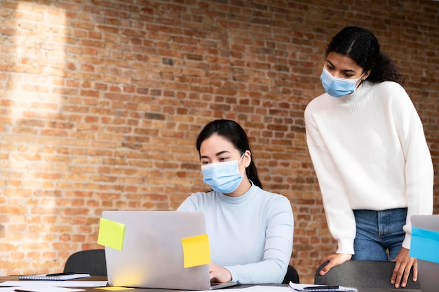 Photo les travailleurs de l'entreprise réfléchissent ensemble