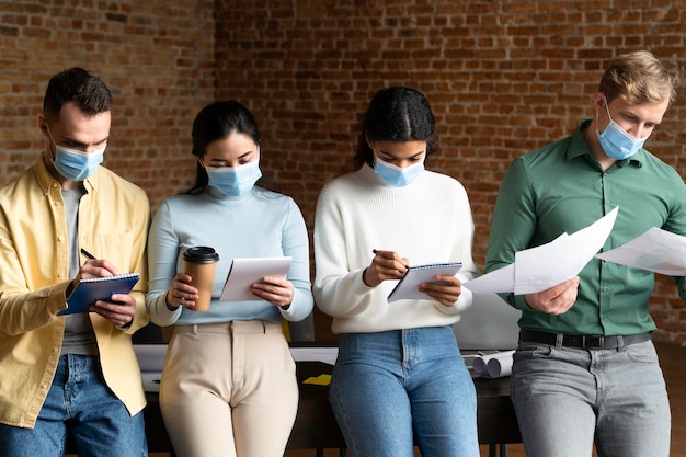 Photo les travailleurs de l'entreprise réfléchissent ensemble