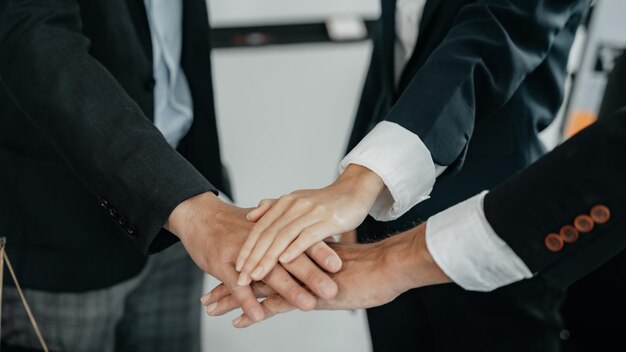 Travailleurs d'équipe hommes et femmes se donnent la main pour unir leurs forces pour unir leurs forces pour travailler pour le succès de l'industrie Travail d'équipe et collègues professionnels Concept de travail d'équipe des mains des travailleurs