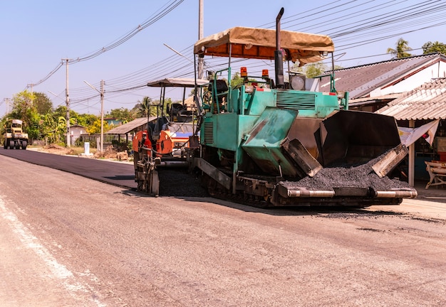 Travailleurs faisant de l'asphalte à la construction de routes