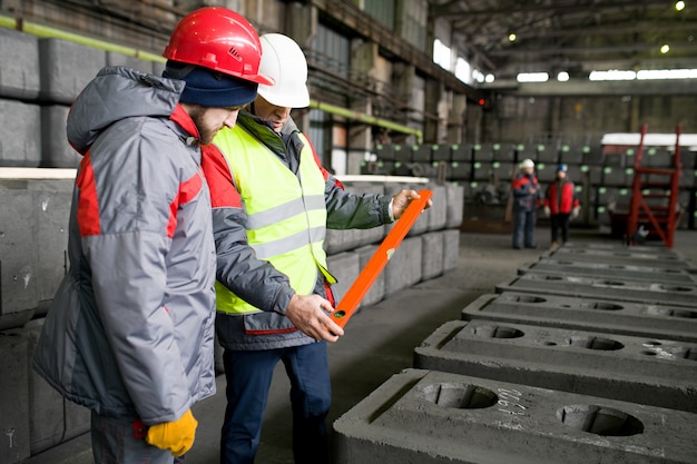 Travailleurs inspectant la qualité de la production