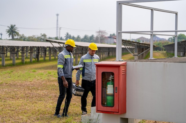 Travailleurs installant des panneaux solaires pour une énergie efficace dans la ville