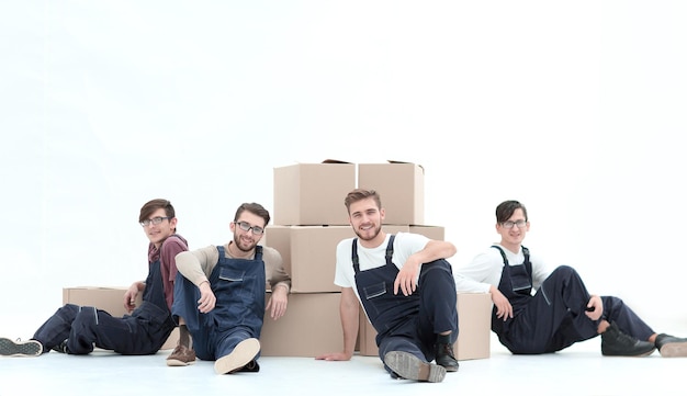 Travailleurs joyeux avec des boîtes empilées isolées sur blanc