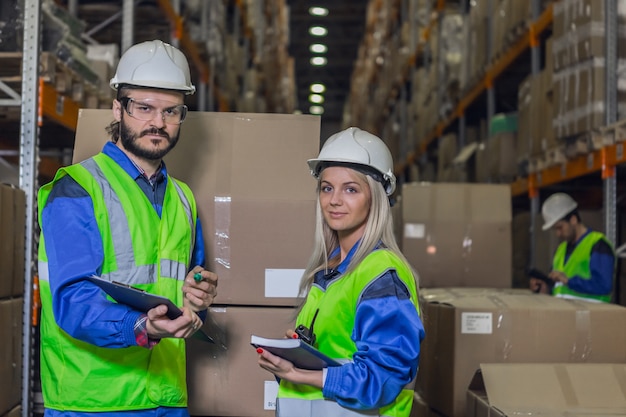 Travailleurs de la maison de stockage regardant la caméra