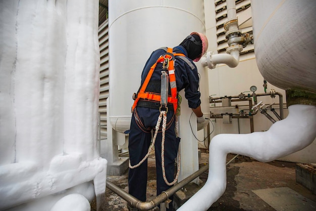 Les travailleurs masculins doivent inspecter la plaque de coque d'épaisseur par ultrasons du réservoir d'azote glacé