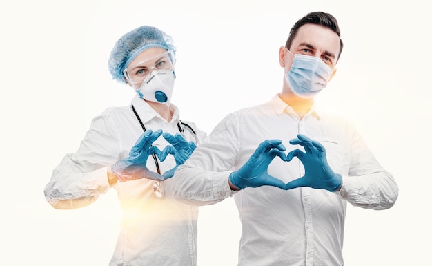 Photo les travailleurs médicaux, homme et femme vêtus d'un uniforme médical, se tiennent la main en forme de concept de célébration de la journée des infirmières cardiaques