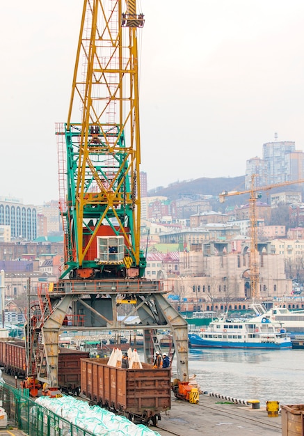 Photo les travailleurs ont chargé des sacs dans le port.