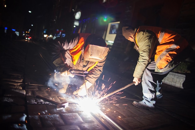 Travailleurs qui effectuent des travaux de soudage et de réparation de métaux