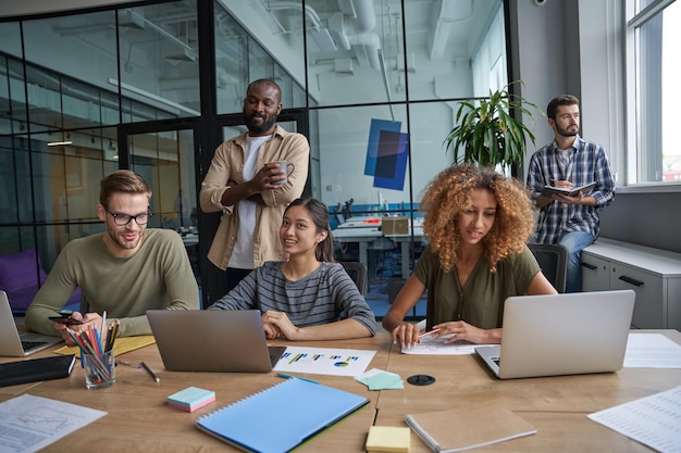 Travailleurs se préparant à une conversation avec des partenaires au bureau