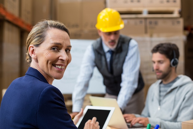 Travailleurs souriants regardant la caméra