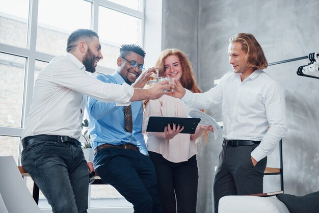 travailleurs en tenue de soirée au bureau