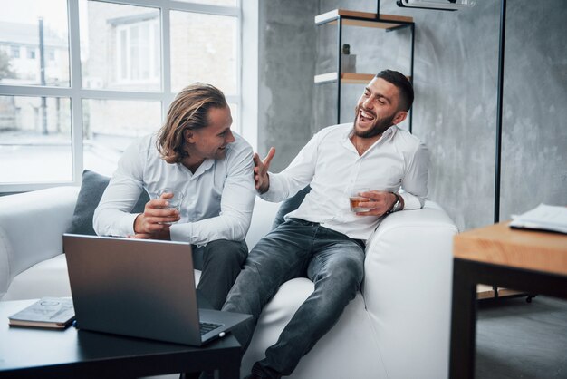 travailleurs en tenue de soirée au bureau