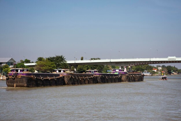 Des travailleurs thaïlandais asiatiques naviguant sur des péniches et des remorqueurs cargo livraison dans le Chao Phraya ou la rivière chaopraya depuis Bangkok se rendent à la vieille ville d'Ayutthaya à Phra Nakhon Si Ayutthaya en Thaïlande