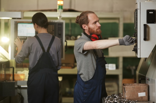 Travailleurs travaillant sur la machine