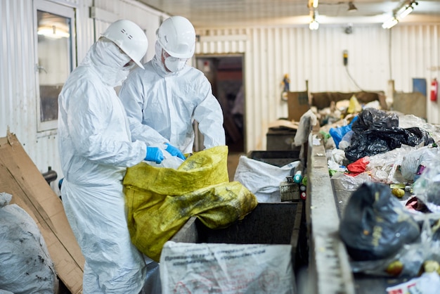 Travailleurs triant des matières recyclables à l'usine de traitement des déchets